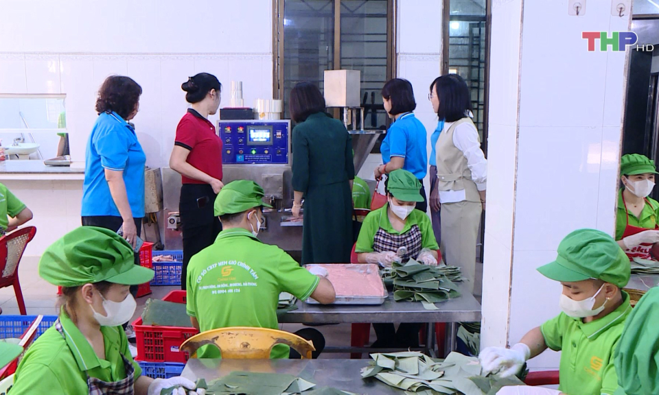 Hỗ trợ phụ nữ tham gia ph&aacute;t triển kinh tế