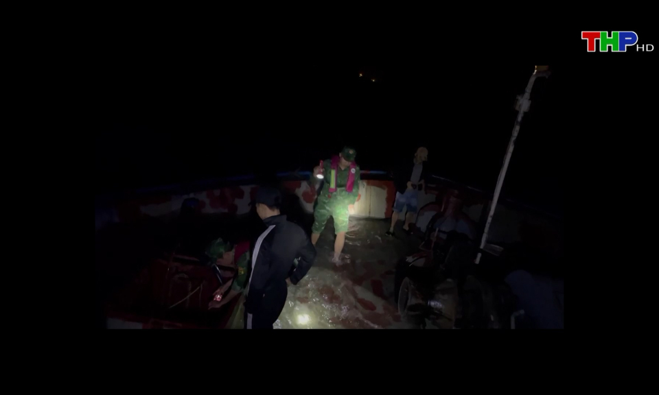 Cứu 4 thuyền vi&ecirc;n gặp nạn tr&ecirc;n v&ugrave;ng biển C&aacute;t B&agrave;