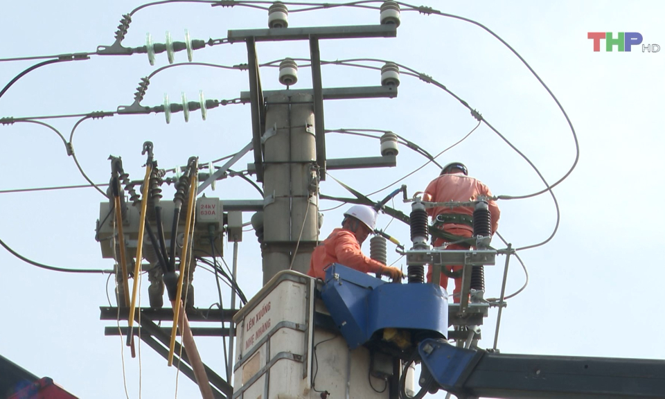 Bảo đảm cấp điện an to&agrave;n trong m&ugrave;a mưa b&atilde;o