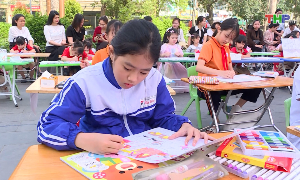Hội thi thiếu nhi vẽ tranh theo s&aacute;ch, b&aacute;o