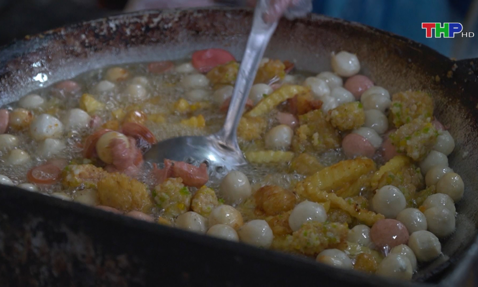 Nguy cơ mất an to&agrave;n thực phẩm trước cổng trường học