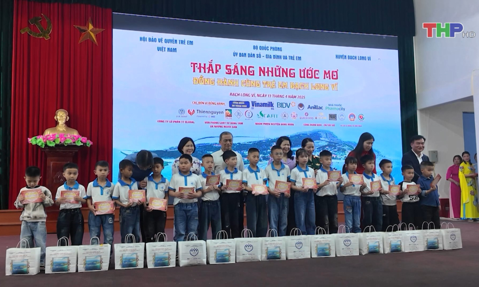 Thắp sáng ước mơ - Đồng hành cùng trẻ em Bạch Long Vĩ