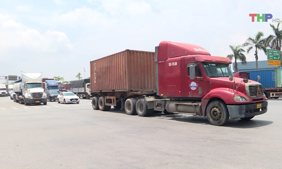 Tập trung xử l&yacute; vi phạm của xe vận tải h&agrave;ng h&oacute;a