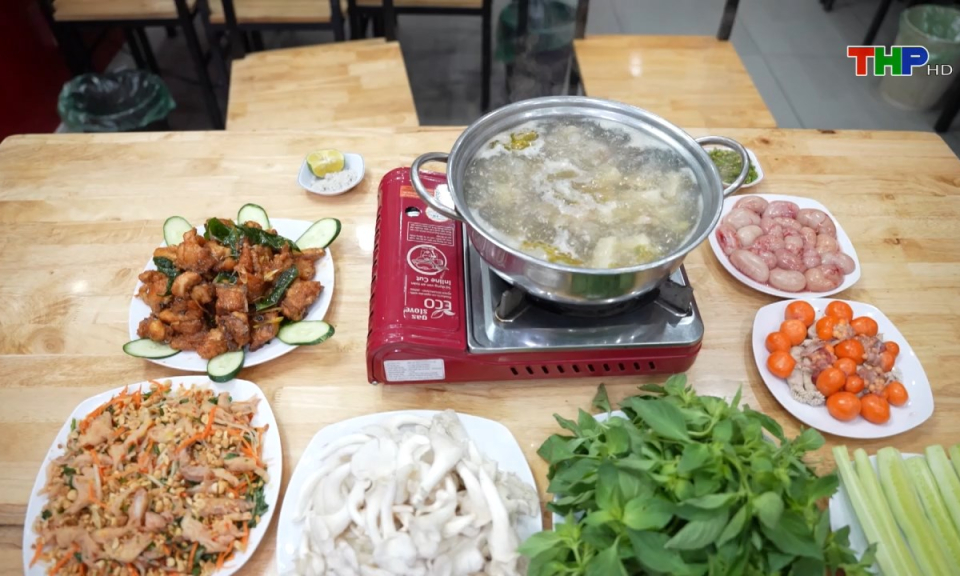 Đến Hải Phòng, đi lòng vòng: Khám phá lẩu gà lá é Hải Phòng