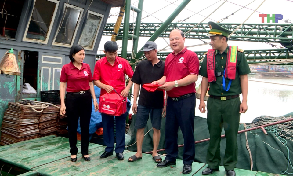 Hỗ trợ ngư d&acirc;n y&ecirc;n t&acirc;m b&aacute;m biển