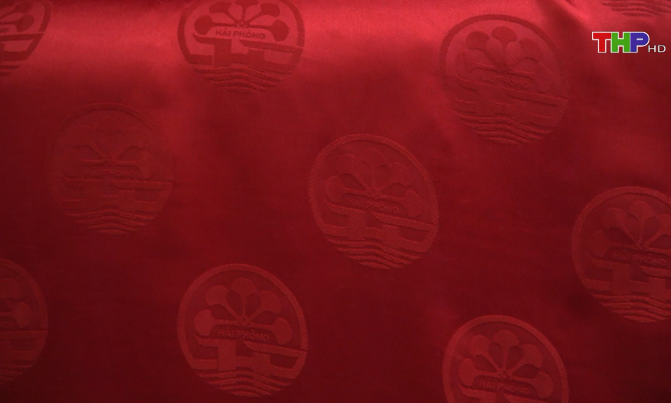 &Aacute;o d&agrave;i tơ tằm vạn Ph&uacute;c in biểu tượng th&agrave;nh phố Cảng