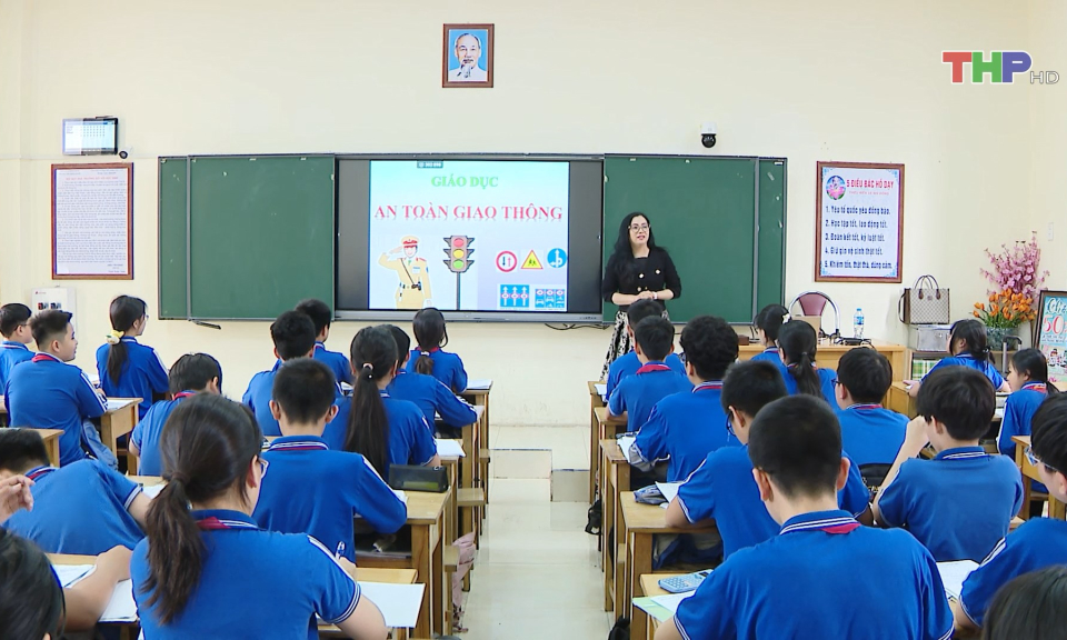 N&acirc;ng cao &yacute; thức chấp h&agrave;nh ATGT cho học sinh