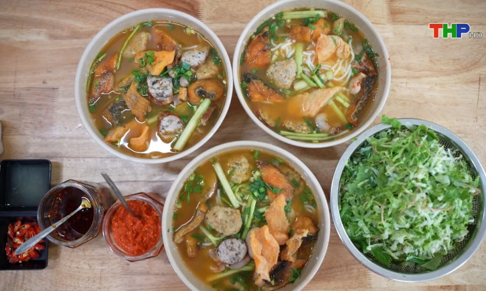 Đến Hải Phòng, đi lòng vòng: Bún cá cay Hải Phòng - Món ăn gây thương nhớ