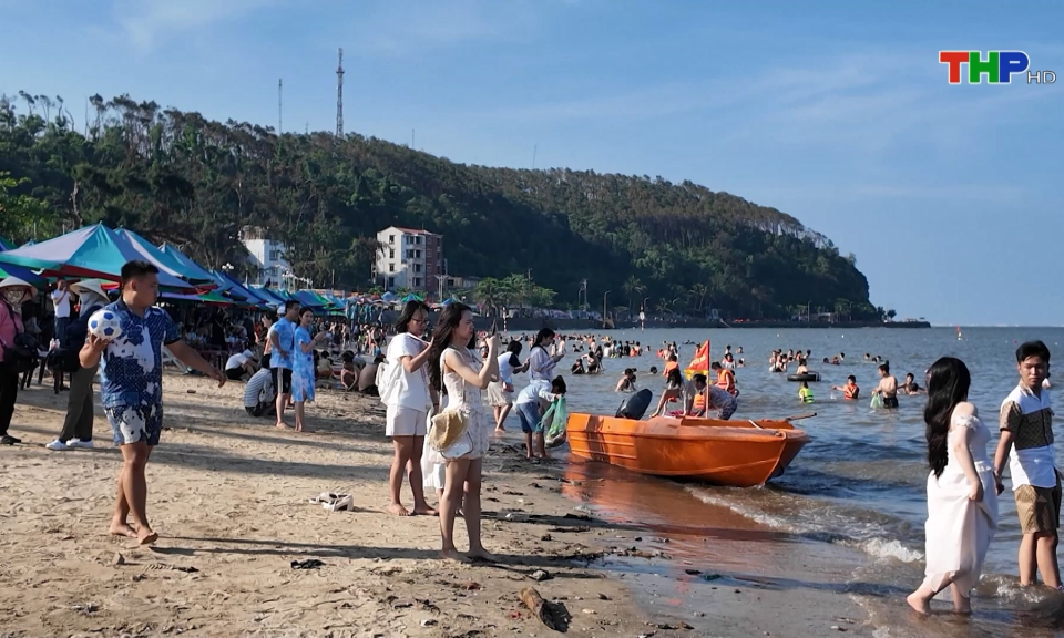 Đồ Sơn thu h&uacute;t h&agrave;ng trăm ng&agrave;n lượt kh&aacute;ch trong dịp nghỉ lễ