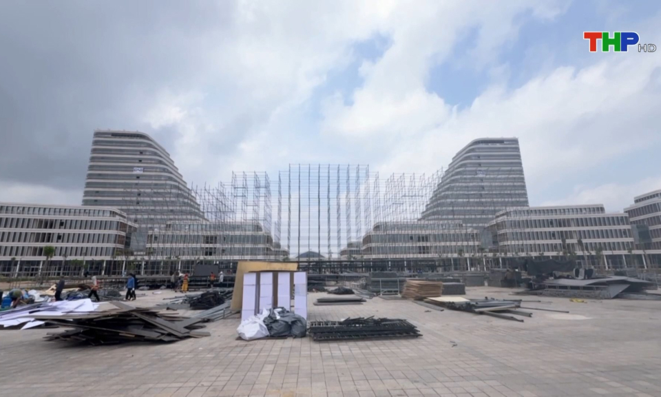 Tiến độ thi c&ocirc;ng S&acirc;n khấu Lễ hội Hoa Phượng Đỏ 2025