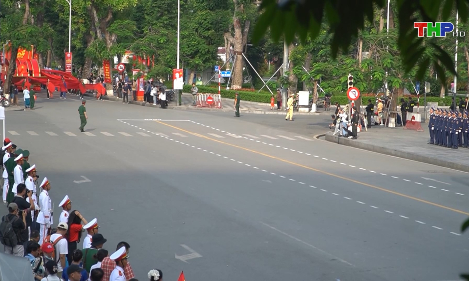 Người dân mong chờ Chương trình duyệt đội ngũ, diễu hành quần chúng