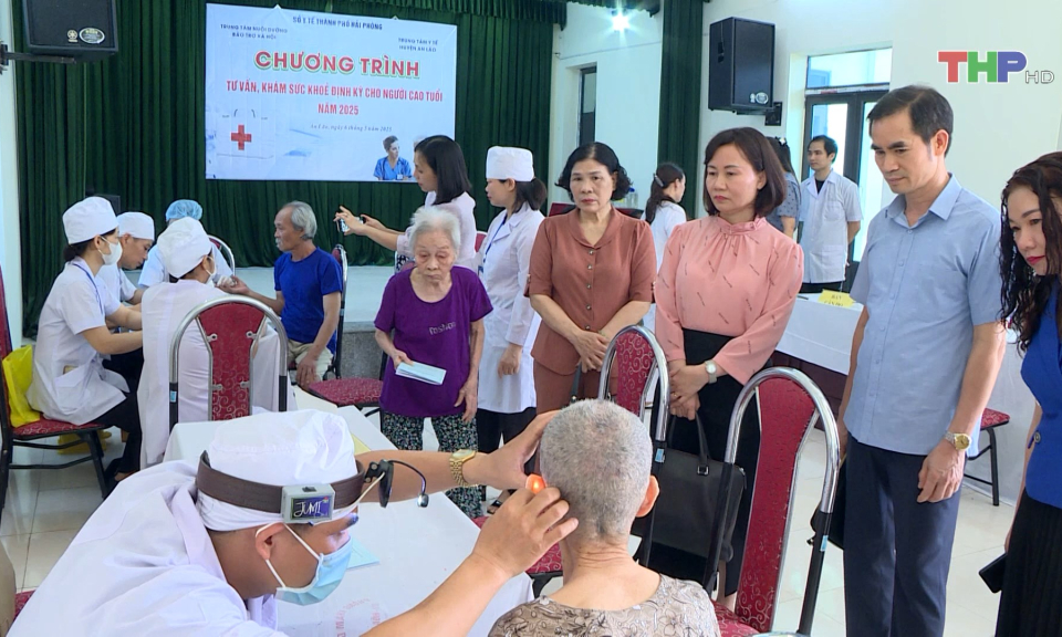 Quan tâm chăm sóc sức khỏe cho người cao tuổi