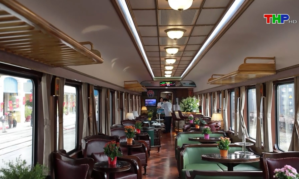 Đo&agrave;n t&agrave;u Hoa Phượng Đỏ ch&iacute;nh thức lăn b&aacute;nh