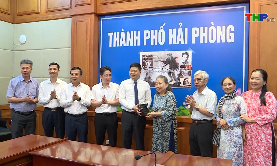 Đoàn học sinh miền Nam trên đất Bắc trao tặng phim tài liệu cho thành phố 