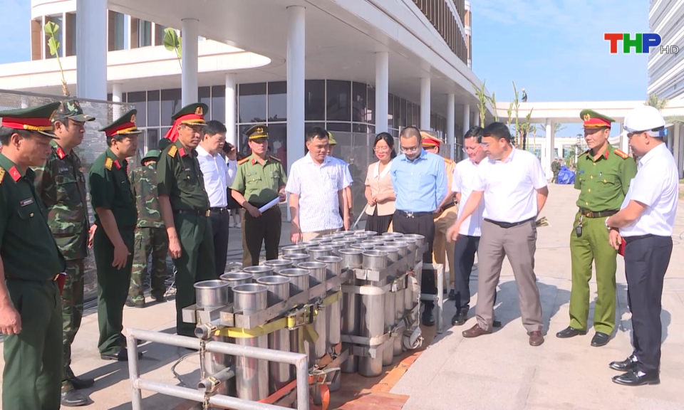 Kiểm tra công tác chuẩn bị bắn pháo hoa    