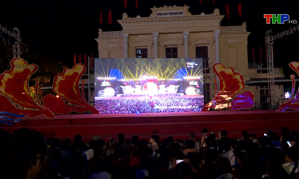 Người dân hòa mình trong không khí sôi động của Lễ hội Hoa Phượng Đỏ