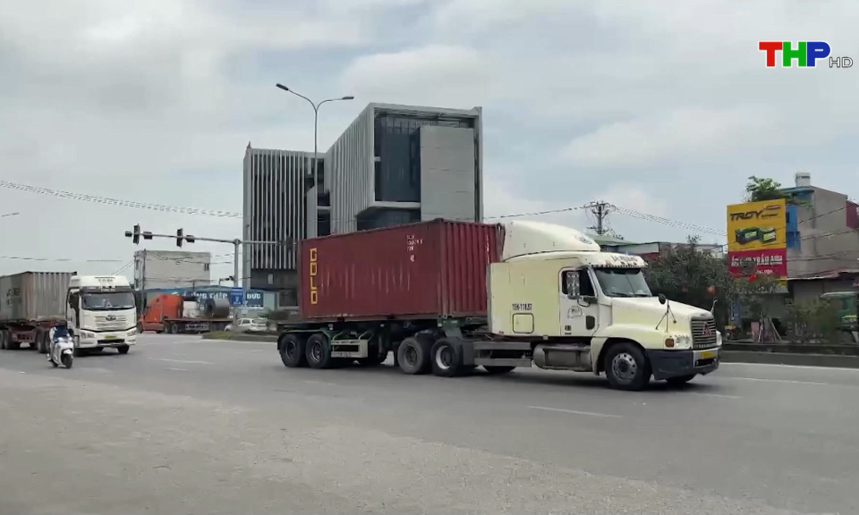 Bảo đảm an toàn giao thông với các xe container chở hàng nặng