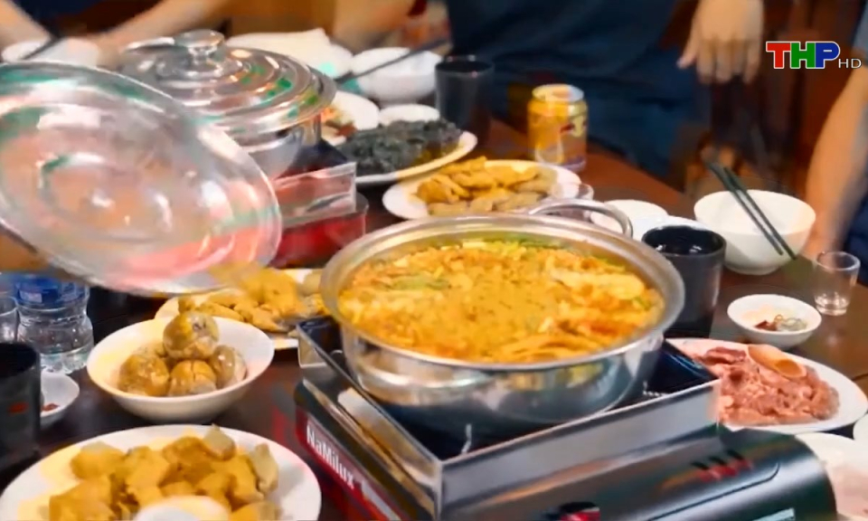 Đến Hải Phòng, đi lòng vòng: Lẩu cua đồng đất Cảng - món ăn mang đậm văn hóa ẩm thực Hải Phòng				