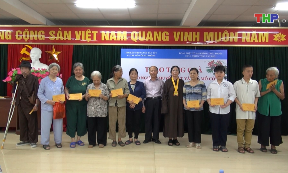 Trao quà cho các hoàn cảnh khó khăn