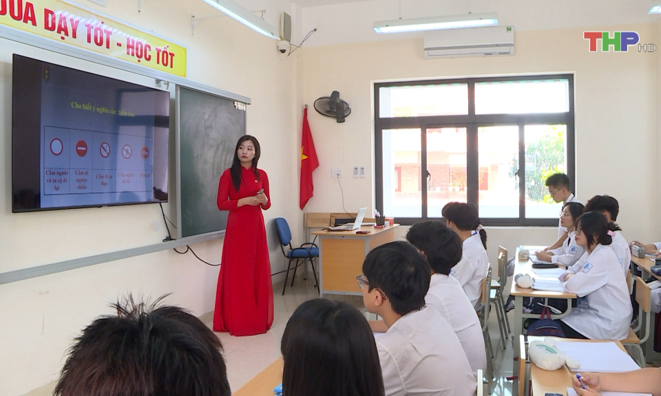 N&acirc;ng cao nhận thức của học sinh khi tham gia giao th&ocirc;ng