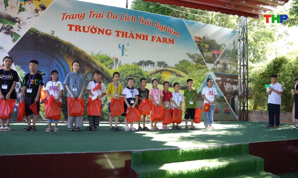 Ngày nữa để yêu thương: Trao quà yêu thương cho học sinh nghèo vượt khó