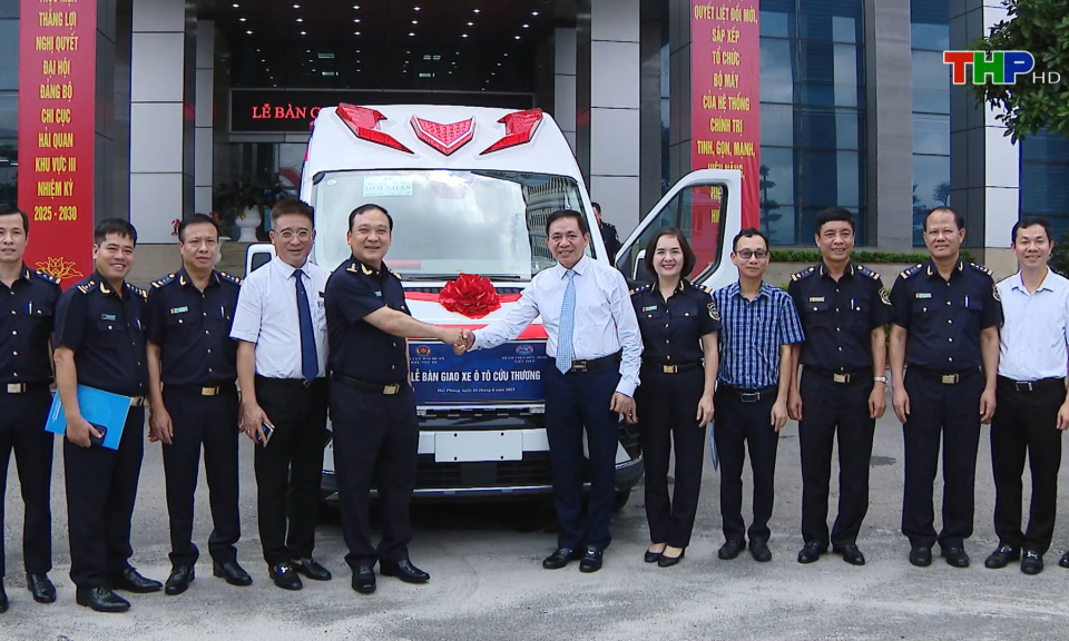 Bàn giao xe cứu thương phục vụ cấp cứu bệnh nhân