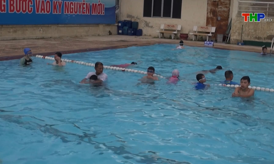 Dạy bơi cho trẻ em c&oacute; ho&agrave;n cảnh kh&oacute; khăn