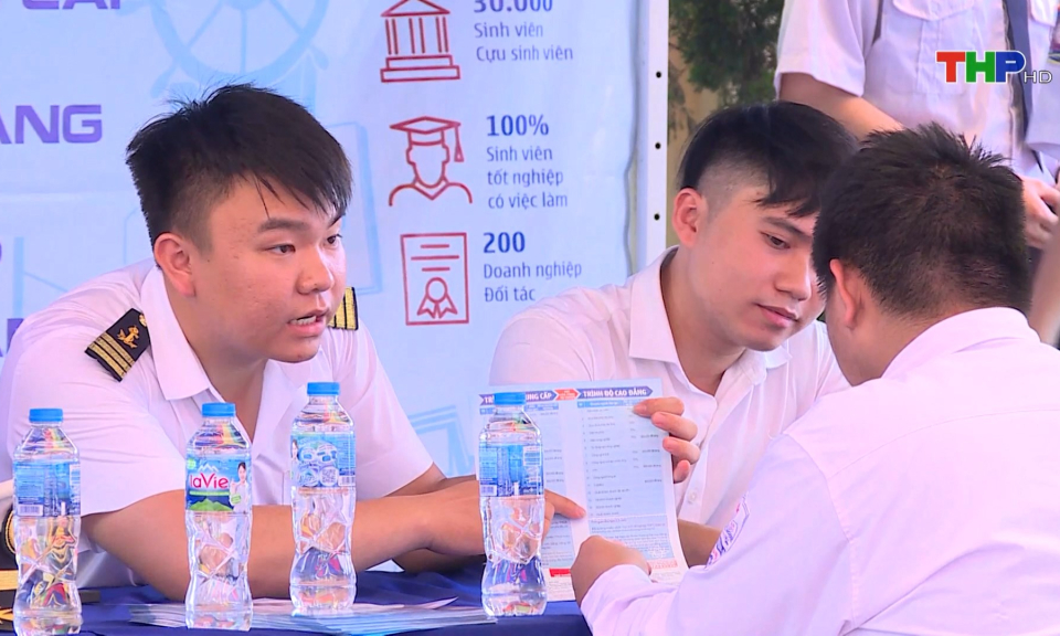 Đẩy mạnh c&aacute;c hoạt động tư vấn, hướng nghiệp cho học sinh