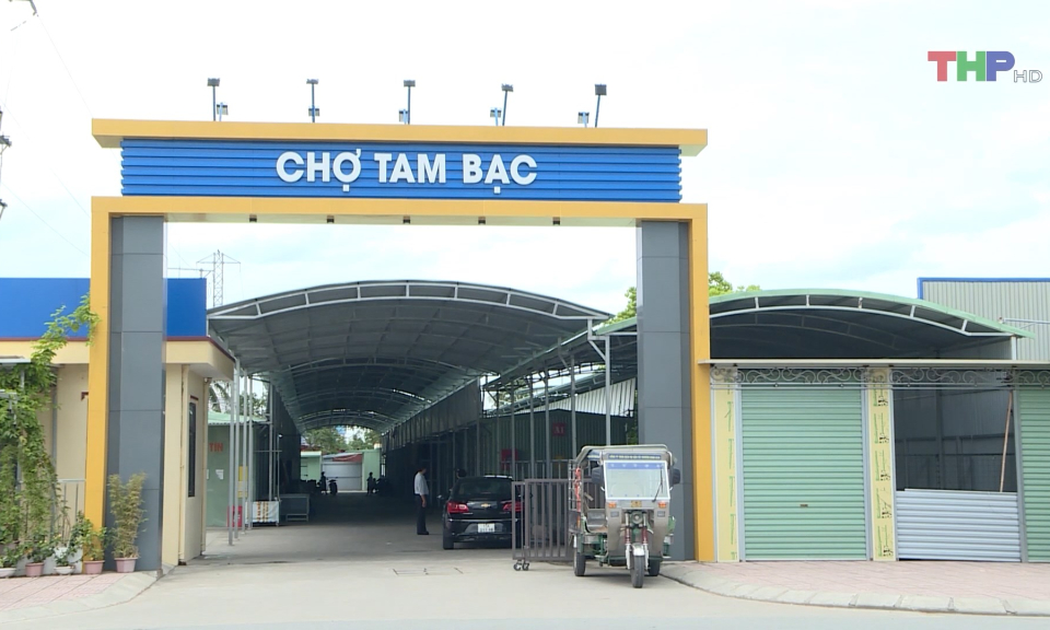 Hỗ trợ c&aacute;c hộ kinh doanh tại chợ tạm Tam Bạc