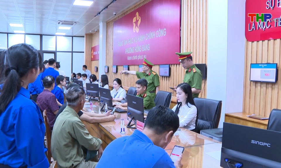 Công an thành phố kiểm tra, hướng dẫn giải quyết thủ tục hành chính