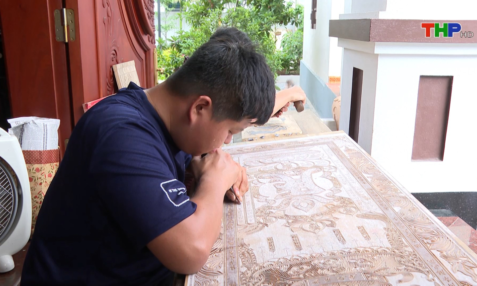 Người trẻ với tình yêu dành cho nghề khắc mộc bản truyền thống