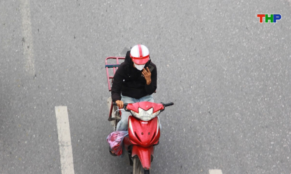 An toàn giao thông: Sử dụng điện thoại khi lái xe: Hành vi gây mất an toàn giao thông