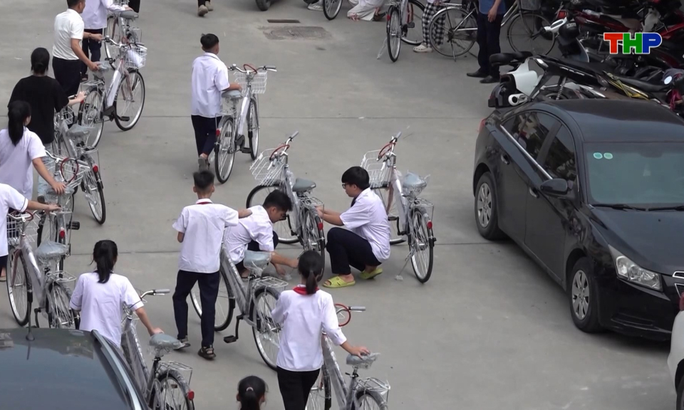 Trao xe đạp cho trẻ có hoàn cảnh khó khăn