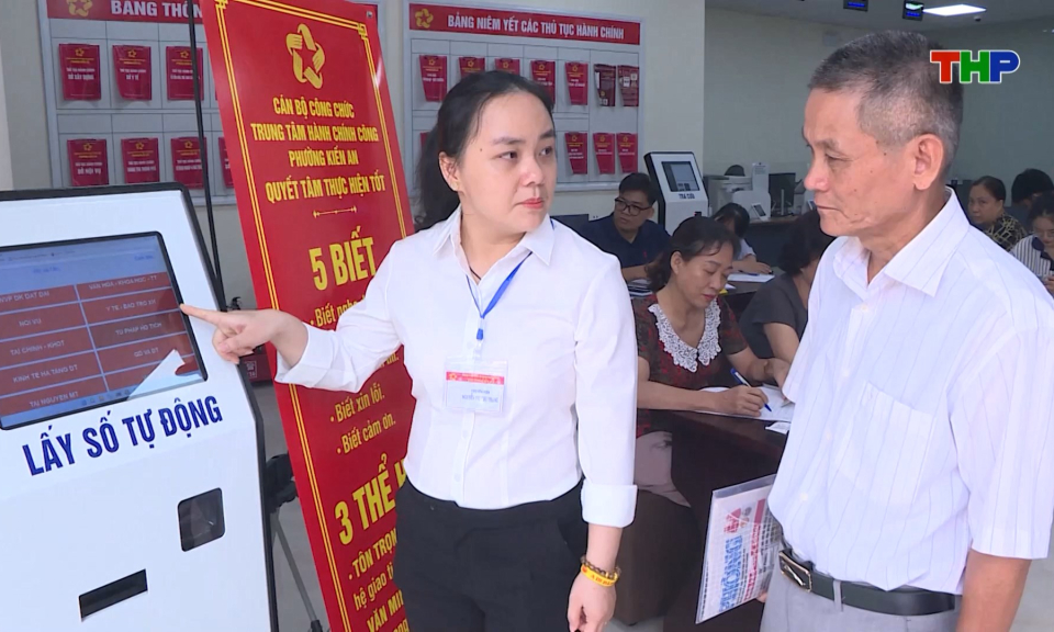 Tích cực hỗ trợ người dân thực hiện thủ tục hành chính