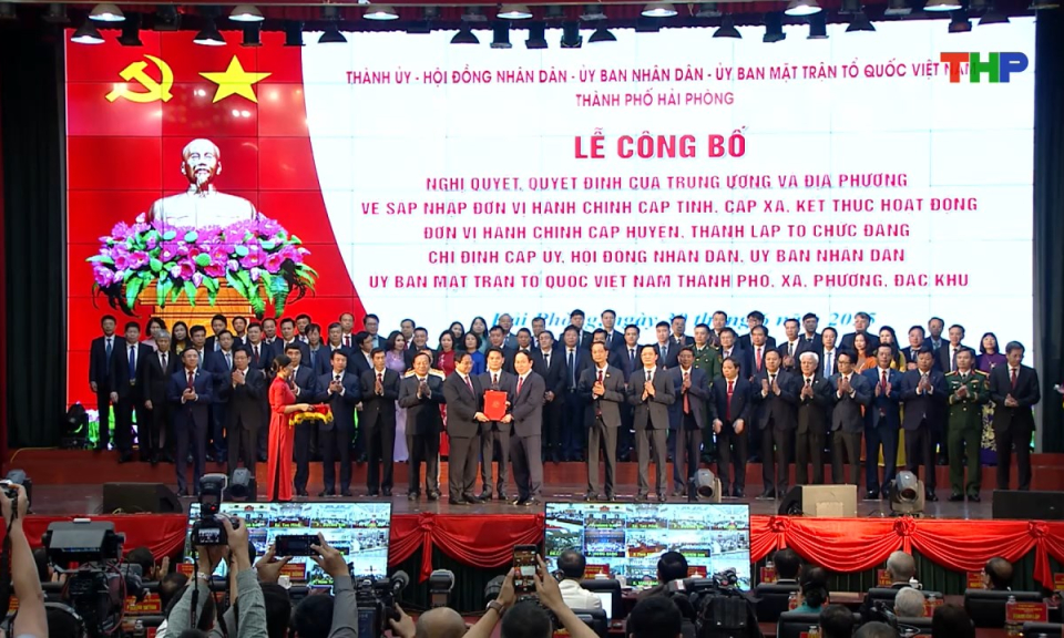 Đại biểu nhân dân với cử tri: Hiệu quả bước đầu khi thực hiện chính quyền địa phương hai cấp