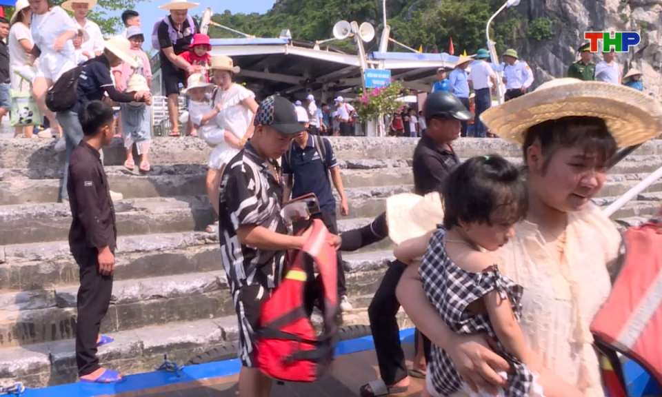 An toàn giao thông: Tăng cường biện pháp bảo đảm an toàn cho du khách