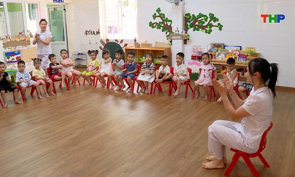 Nắng n&oacute;ng k&eacute;o d&agrave;i, c&aacute;c trường mầm non &ldquo;k&iacute;ch hoạt&rdquo; nhiều giải ph&aacute;p bảo vệ trẻ