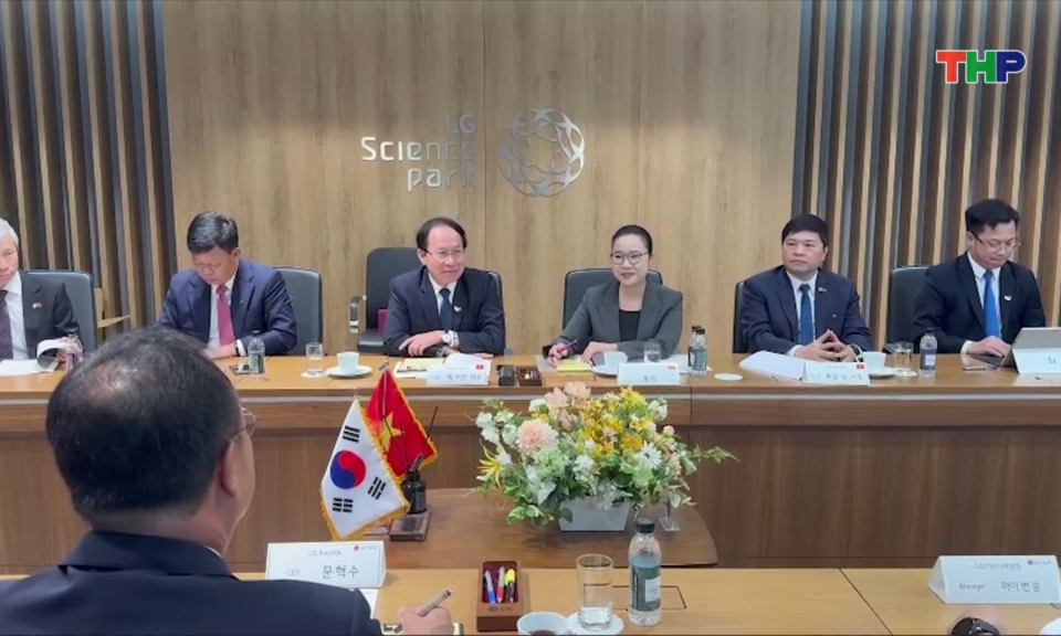 Đồng ch&iacute; B&iacute; thư Th&agrave;nh ủy l&agrave;m việc với tập đo&agrave;n LG tại H&agrave;n Quốc