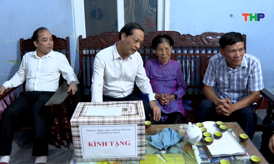 Thăm, tặng qu&agrave; Mẹ Việt Nam Anh h&ugrave;ng