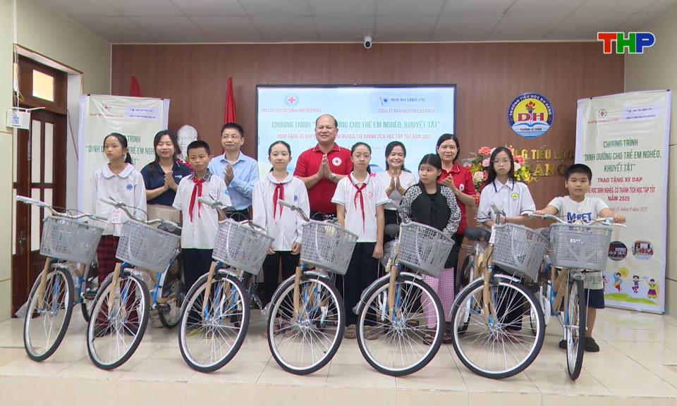 Trao tặng xe đạp cho các hoàn cảnh khó khăn