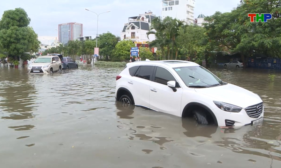 An toàn giao thông: Kỹ năng tham gia giao thông an toàn trong mùa mưa bão