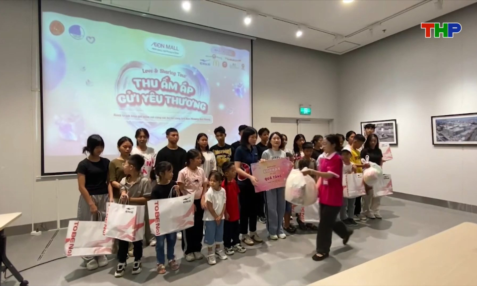 Mang niềm vui cho những trẻ em thiệt th&ograve;i