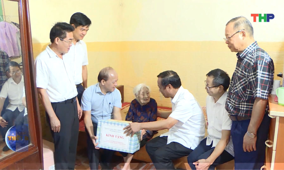 L&atilde;nh đạo th&agrave;nh phố thăm, tặng qu&agrave; B&agrave; mẹ Việt Nam Anh h&ugrave;ng 