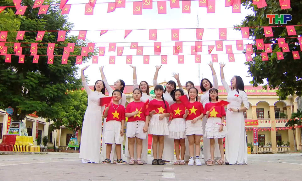 Sắc đỏ tự hào trên thành phố Cảng