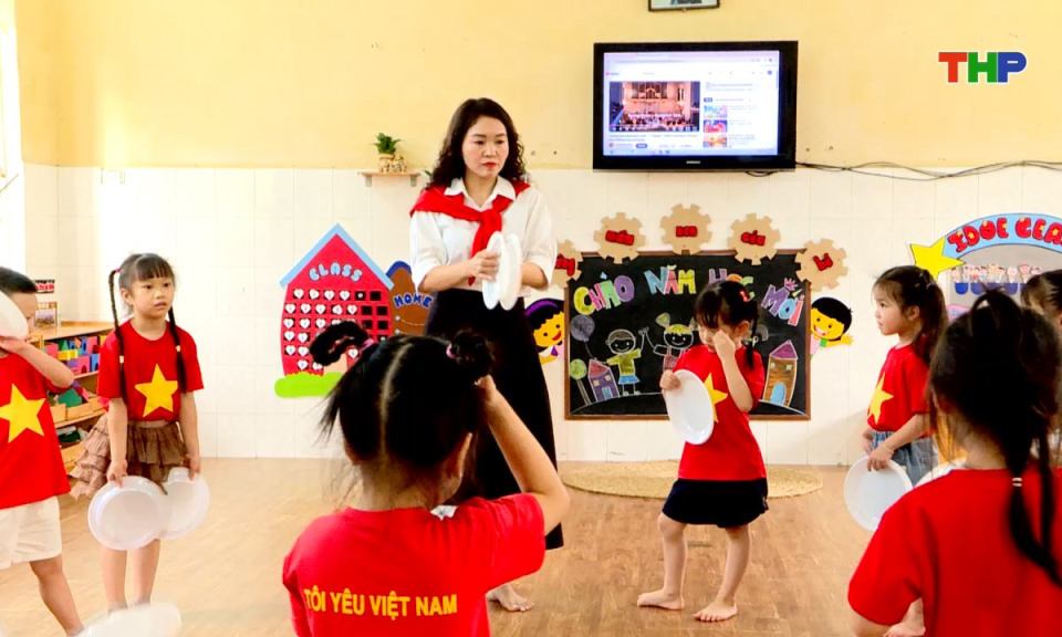 Phụ nữ Việt: Nữ nh&agrave; gi&aacute;o v&igrave; tương lai của thế hệ trẻ