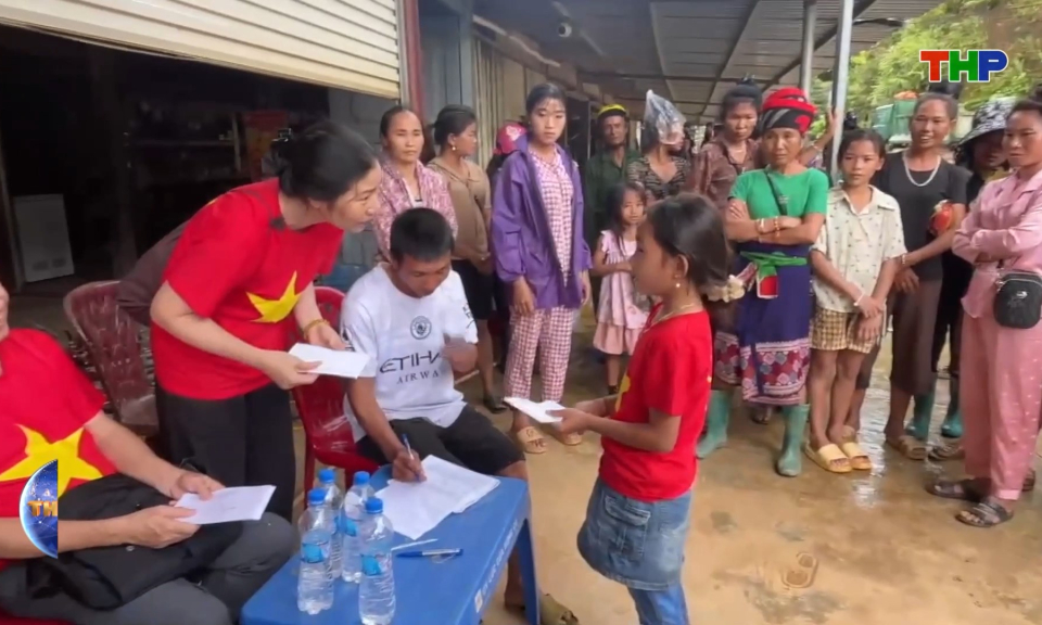 Trao qu&agrave; hỗ trợ người d&acirc;n v&ugrave;ng lũ 