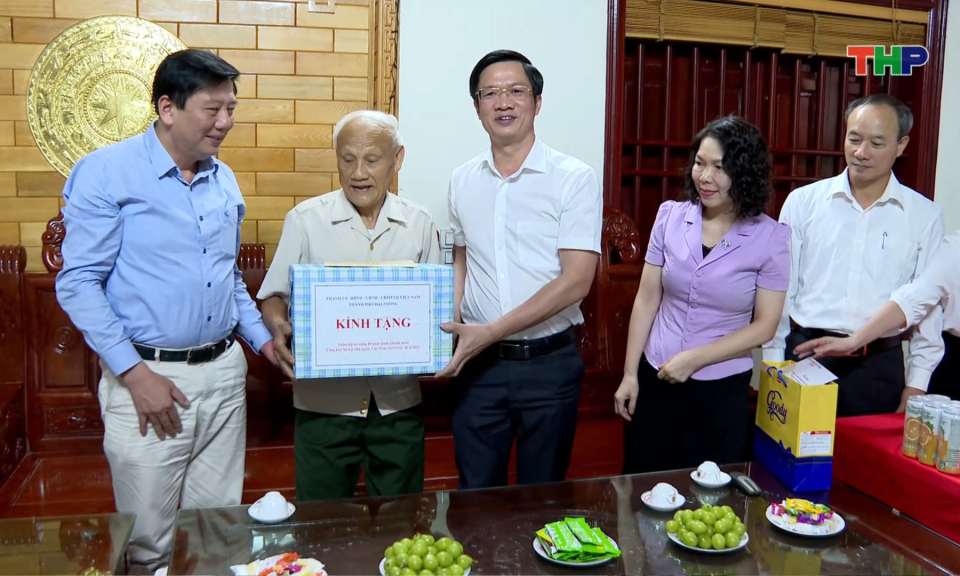 Tri &acirc;n gia đ&igrave;nh ch&iacute;nh s&aacute;ch, người c&oacute; c&ocirc;ng   