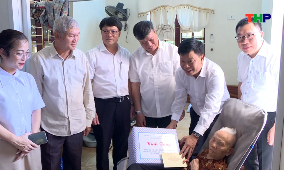 Thăm tặng qu&agrave; Mẹ Việt Nam Anh h&ugrave;ng