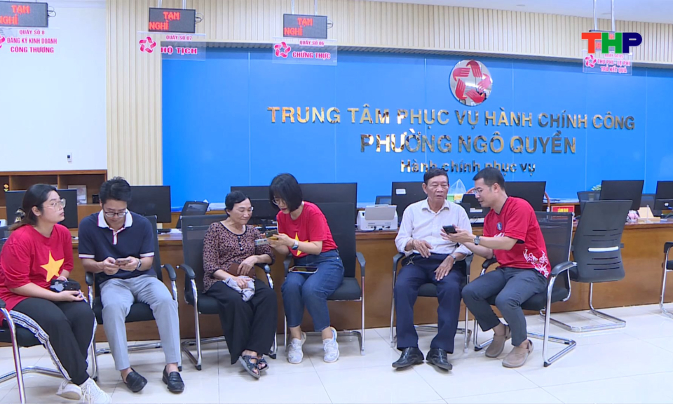 Người d&acirc;n phấn khởi với qu&agrave; tặng Tết &ETH;ộc lập