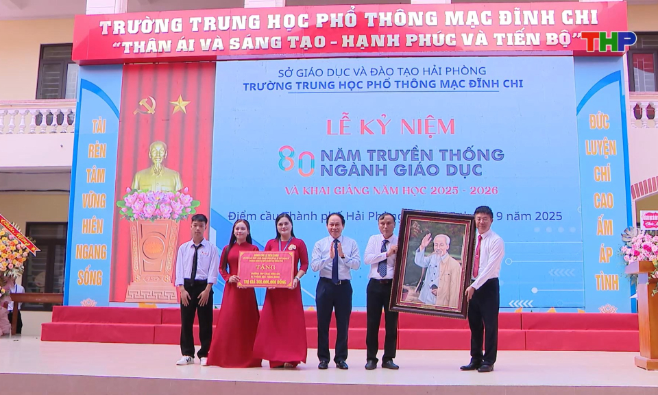 Đồng ch&iacute; B&iacute; thư Th&agrave;nh ủy dự khai giảng tại Trường THPT Mạc Đĩnh Chi